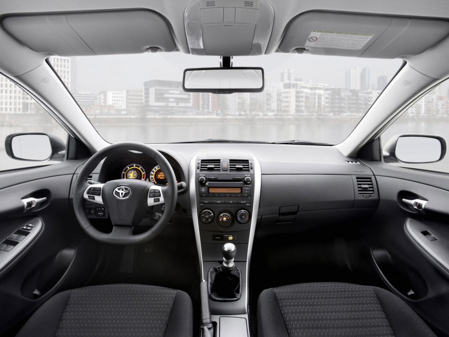  Toyota Corolla Sedan 2010 года  (фото 2 из 15)
